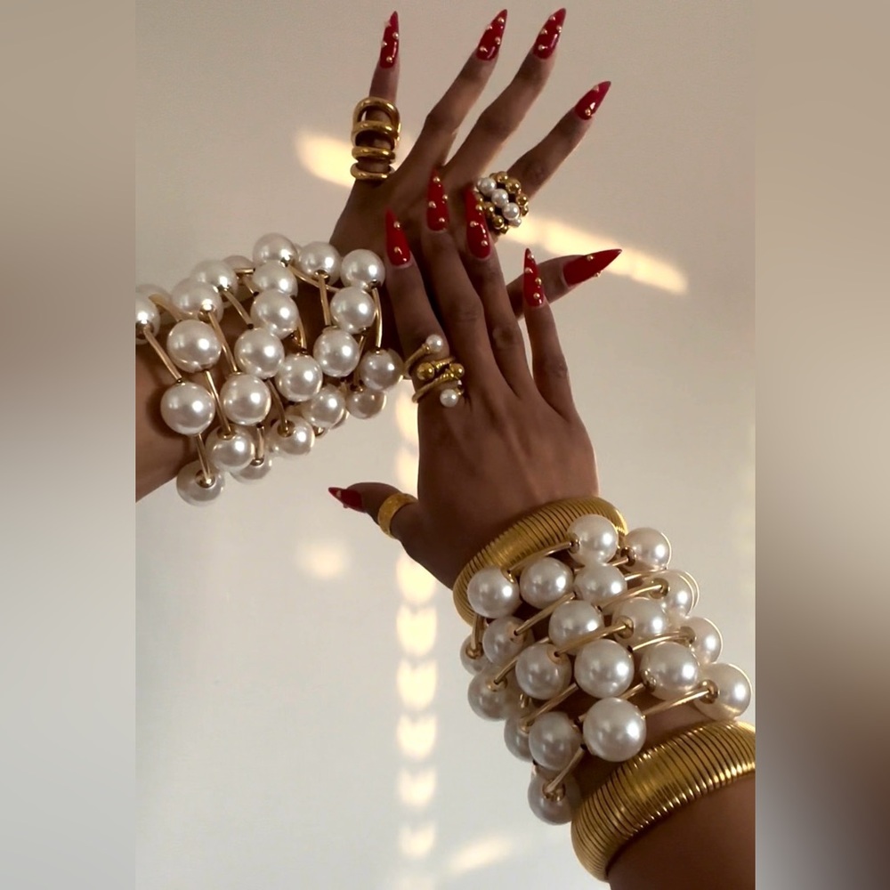 Luxurious Gold and Pearl Bracelet 5pc Set stretches